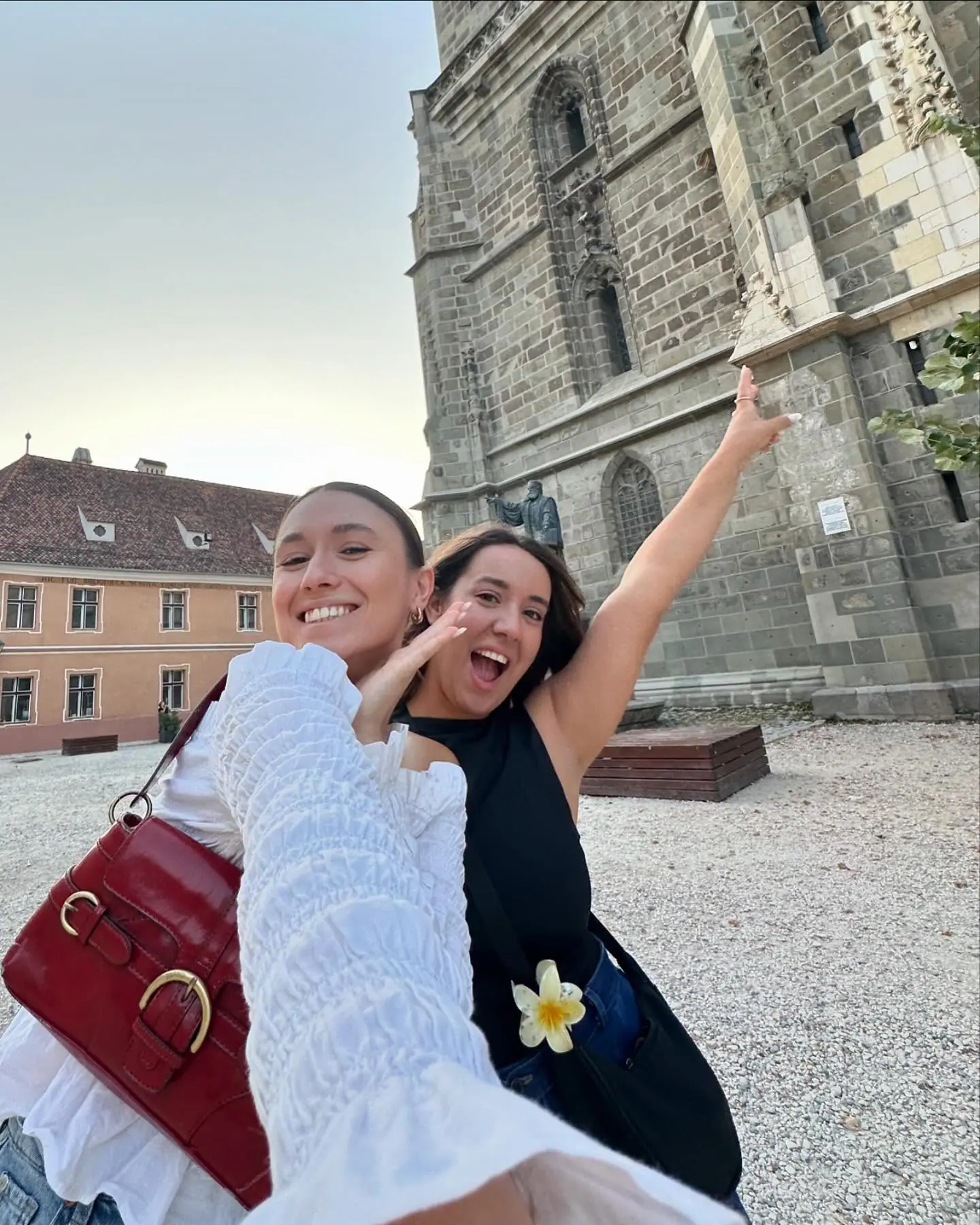 Deni și Nao, în centrul vechi din Brașov, lângă Biserica Neagră